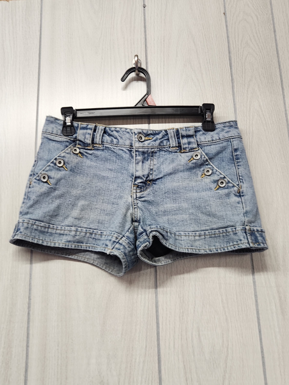 Women’s Arizona : Low-rise, micro denim shorts with a vintage Y2K aesthetic.